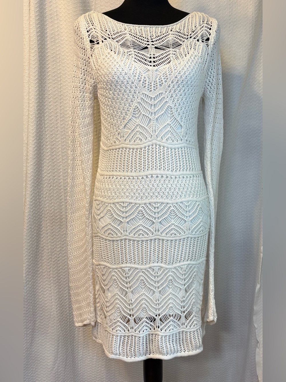 Abercrombie and Fitch
Cream and white crochet dress
Size MT.  Good condition.